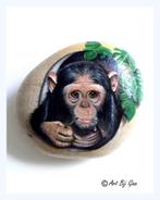 Kleine apenkop geschilderd op een mooie lichte steen, Aap dieren decoratie schilderij portret moederdag cadeau, Ophalen of Verzenden