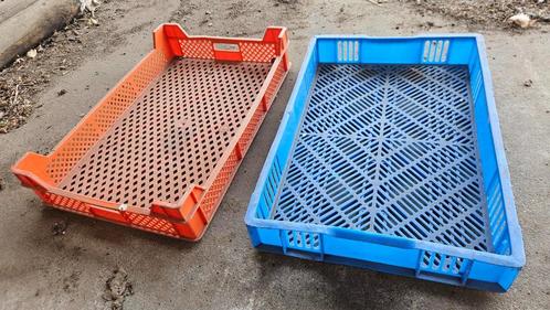Stevige kunststof kratten – oranje/blauw – stapelbaar, Doe-het-zelf en Verbouw, Kratten en Dozen, Gebruikt, Krat, 50 tot 75 cm