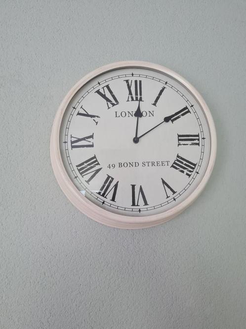 Te koop: Witte metalen klok – met mooi klassiek design, Huis en Inrichting, Woonaccessoires | Klokken, Gebruikt, Wandklok, Analoog