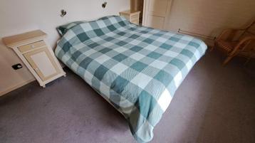 Tweepersoonsbed 160 x 200cm met elektrische lattenbodems  beschikbaar voor biedingen