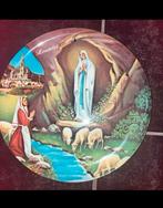 Lourdes,Maria met Bernadette Soubirous wandbord, Antiek en Kunst, Antiek | Religie, Ophalen of Verzenden