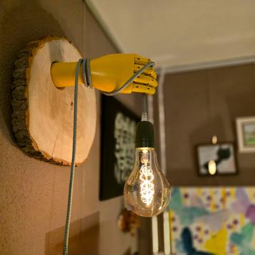 Wandlamp gele hand (NIEUW) beschikbaar voor biedingen