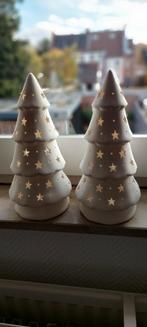 2 aardewerken kerstboompjes met verlichting op batterijen, Diversen, Kerst, Ophalen of Verzenden