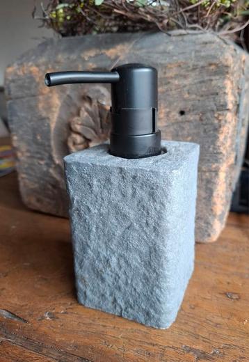 Natuursteen uitstraling zeeppomp, zeepdispenser Wenko. beschikbaar voor biedingen