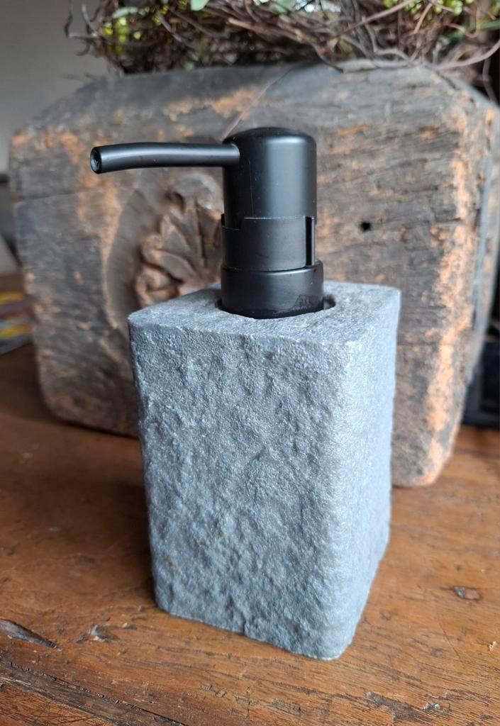 Natuursteen uitstraling zeeppomp, zeepdispenser Wenko., Huis en Inrichting, Badkamer | Badtextiel en Accessoires, Zo goed als nieuw