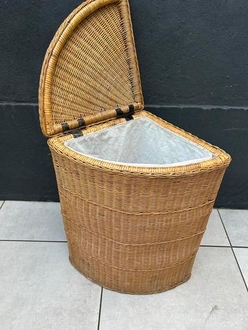 Rotan hoek wasmand 40x40cm 66cm hoog met uitneembare waszak beschikbaar voor biedingen