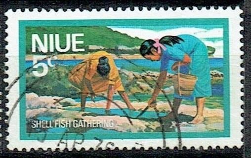 Niue 1976 Schelpen zoeken strand, Verzenden, Gestempeld, Dier of Natuur
