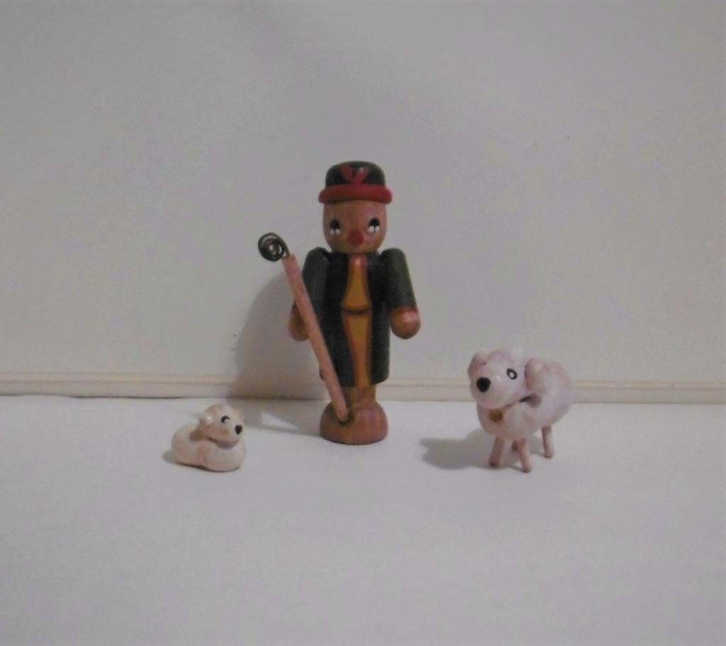 Oud houten herdertje met een lammetje en schaapje schaapjes, Verzenden, Poppenhuis