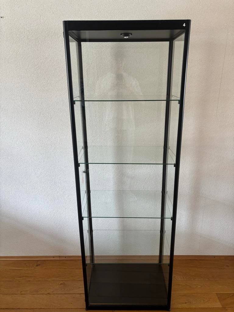 Zwarte vitrinekast met glazen planken, Huis en Inrichting, Gebruikt, Glas, 150 tot 200 cm, 25 tot 50 cm