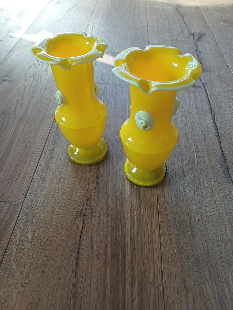 Set van 2 Gele Kastvazen - Decoratieve Glazen Vazen, Antiek en Kunst, Ophalen