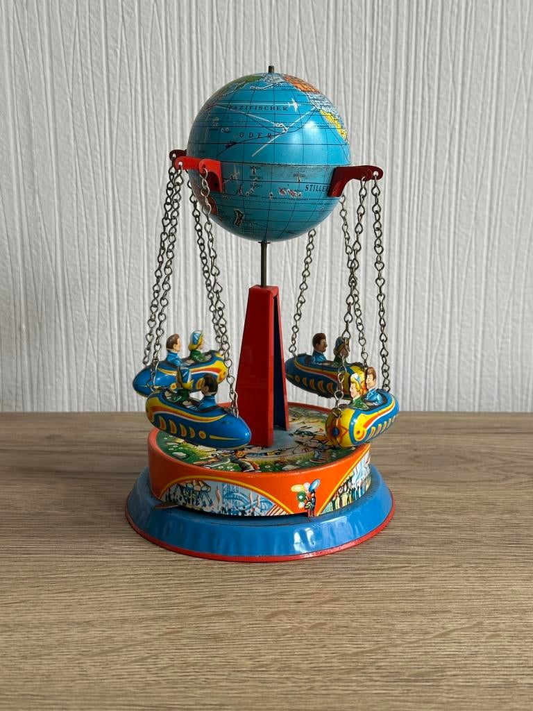 Vintage blikken wereldbol draaimolen West-Germany., Ophalen of Verzenden