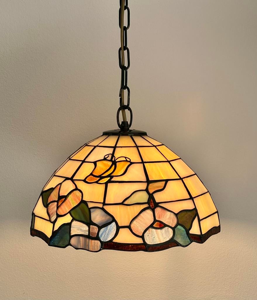 Tiffany stijl hanglamp glas 31 cm – bloemen & vlinders, Ophalen of Verzenden, Gebruikt, Glas, Minder dan 50 cm