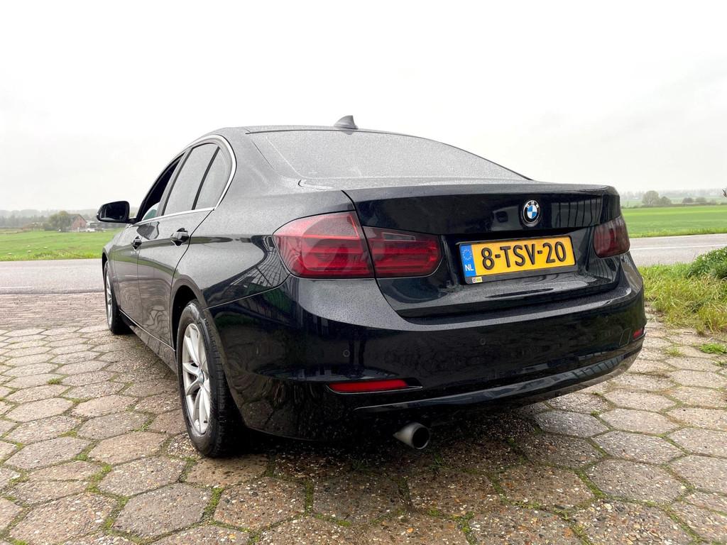 BMW 3-serie 316i NAP 5DRS AUTOMAAT XENON NAVI SCHERM NW APK, Auto's, Euro 6, 4 cilinders, Zwart, Origineel Nederlands