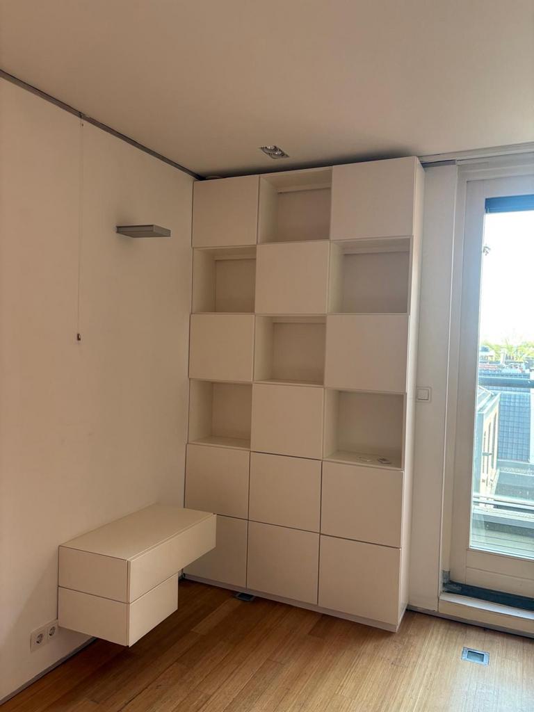 Moderne witte kastenwand, Ophalen, Zo goed als nieuw