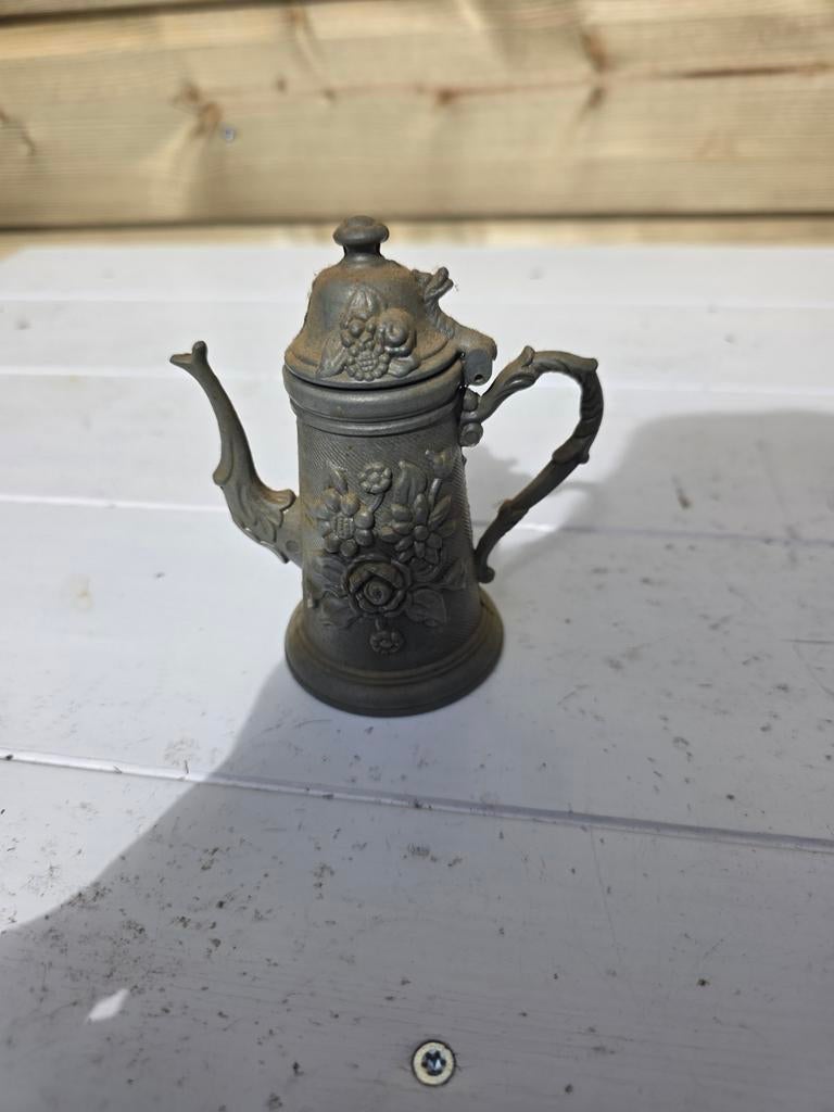 Antieke tinnen miniatuur koffiekan met bloemmotief, Antiek en Kunst, Antiek | Tin, Ophalen of Verzenden