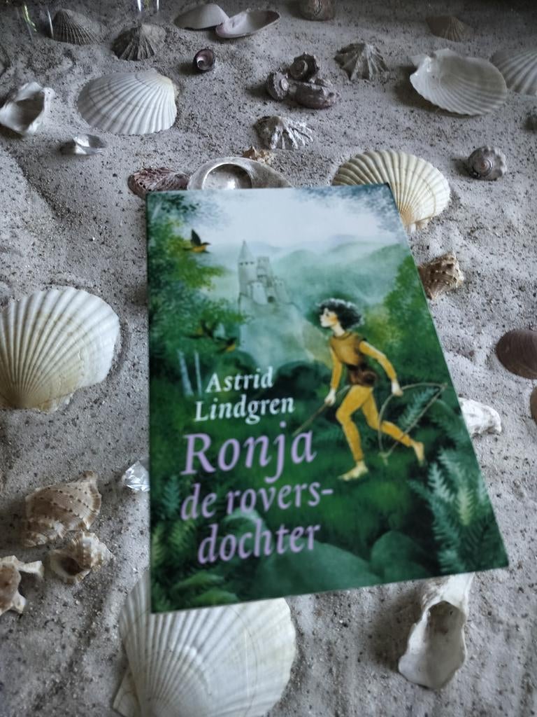 Astrid Lindgren - Ronja de roversdochter, Astrid Lindgren, Ophalen of Verzenden, Zo goed als nieuw