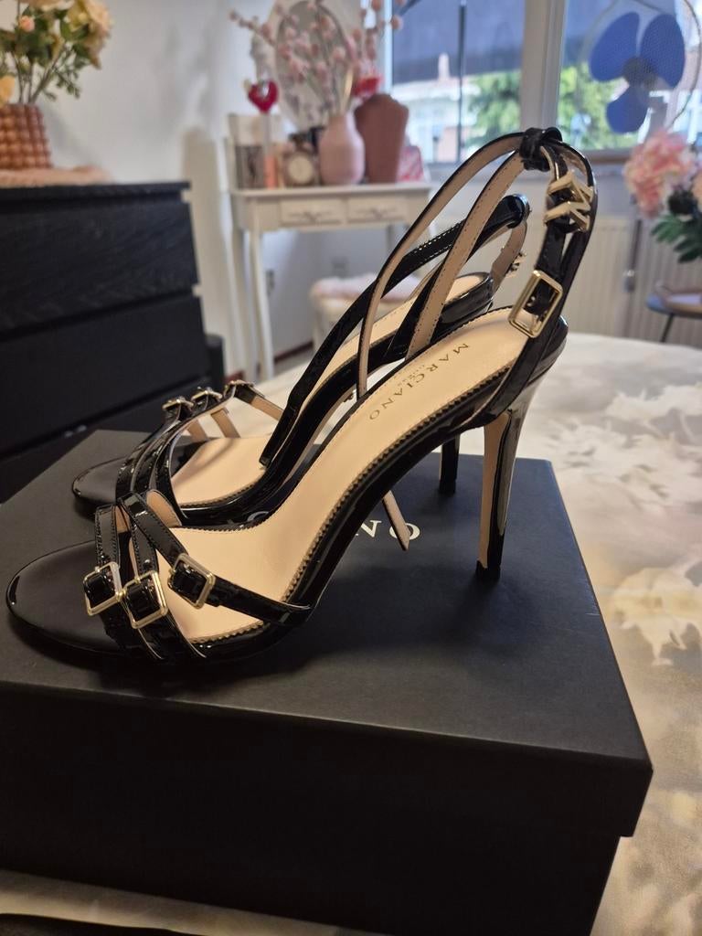 Marciano by Guess Zwarte Lakleren Sandalen met Hak, Zwart, Marciano by Guess, Zo goed als nieuw, Sandalen of Muiltjes