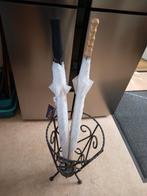 Twee witte paraplu's in paraplubak, Ophalen of Verzenden