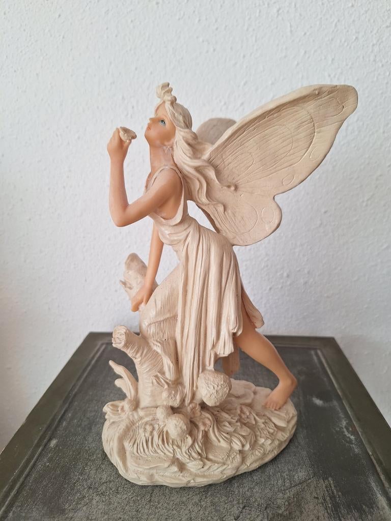 Beeldje van een elfje op een boomstronk, Antiek en Kunst, Ophalen of Verzenden, Handgemaakt, 20 - 50 cm, Beeld