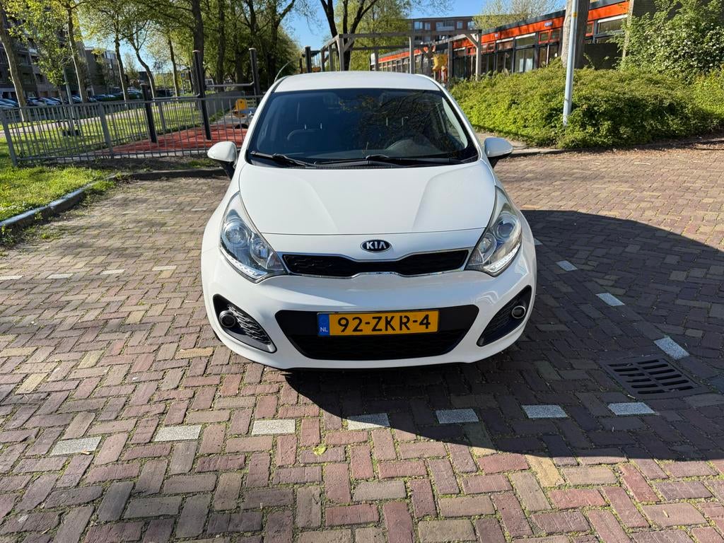 Kia Rio 1.2 I 5DRS 2012 Wit, Auto's, Kia, Particulier, Rio, Benzine, A, Hatchback, Handgeschakeld, Origineel Nederlands, Wit, Voorwielaandrijving