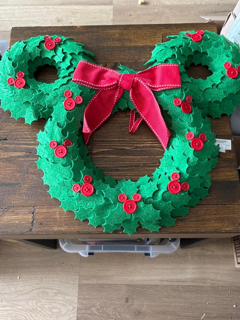Disney Parks Mickey Mouse Icon Shaped Felt Wreath, Ophalen of Verzenden, Zo goed als nieuw