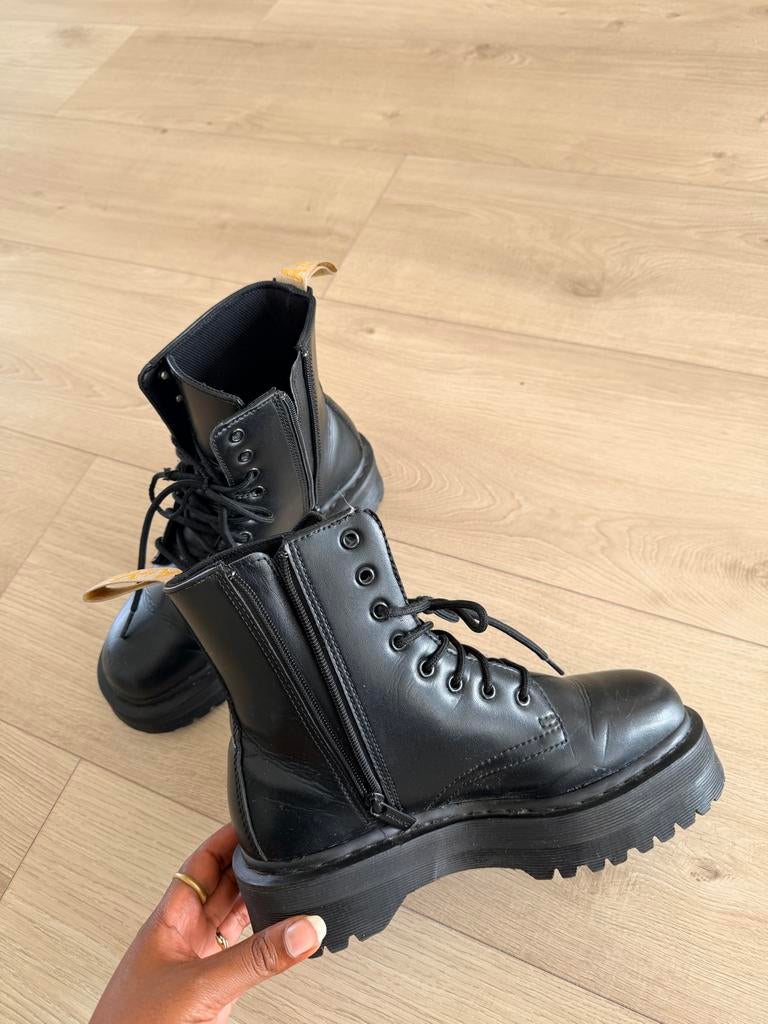 Dr Martens Vegan Jadon enkellaarzen, Ophalen of Verzenden, Zo goed als nieuw, Zwart, Lage of Enkellaarzen