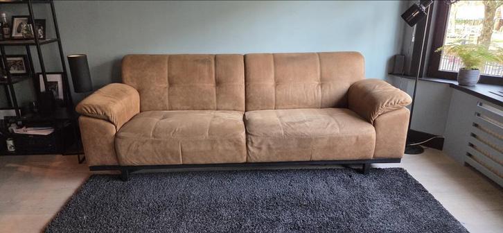 Cognac suede look bank 3-zits | verstelbare armleuningen, Huis en Inrichting, Banken | Bankstellen, Gebruikt, Rechte bank, Driepersoons