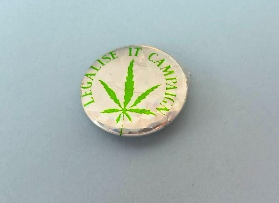 Button Legalise it campaign, Ophalen of Verzenden, Zo goed als nieuw, Dier of Natuur, Button