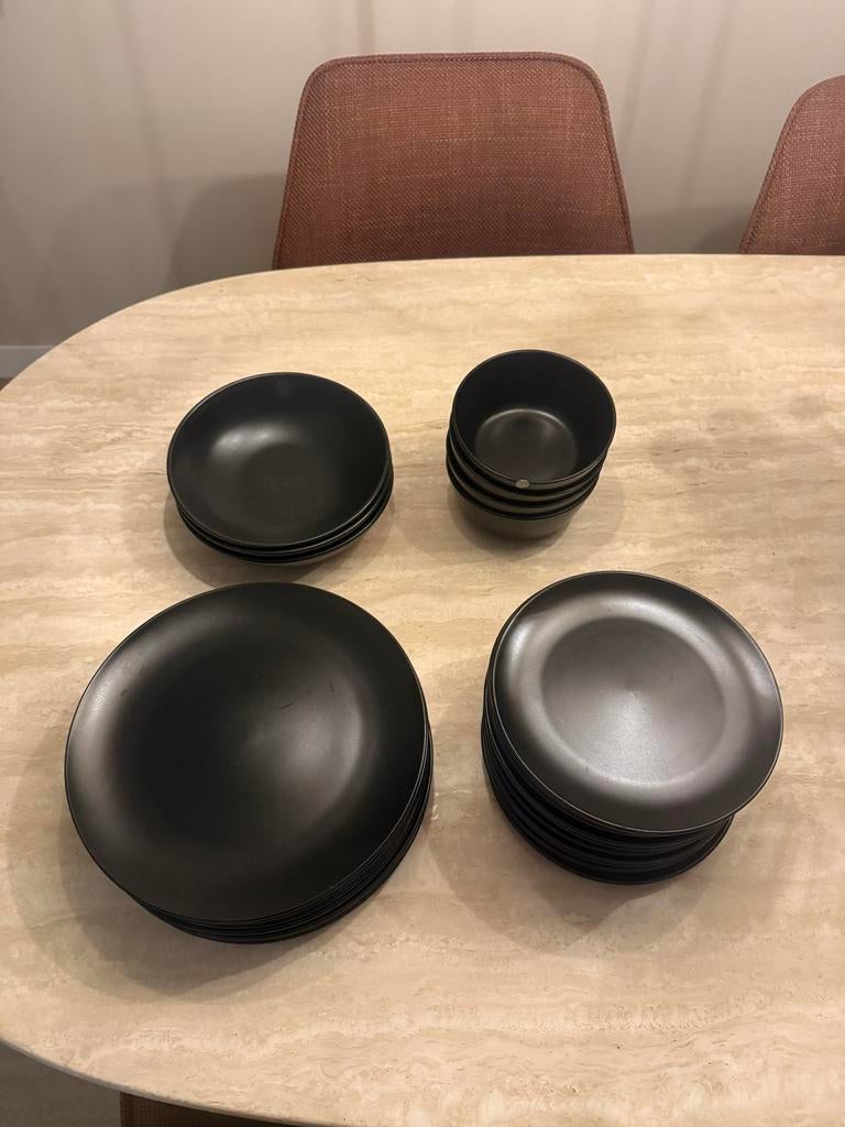 Zwarte IKEA serviesset, Huis en Inrichting, Keuken | Servies, Gebruikt, Keramiek, Ophalen of Verzenden, Effen