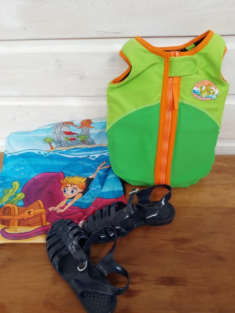 Kinderzwemvest met tas en waterschoenen maat 31, Gebruikt, Jongetje of Meisje, Overige maten, Ophalen of Verzenden