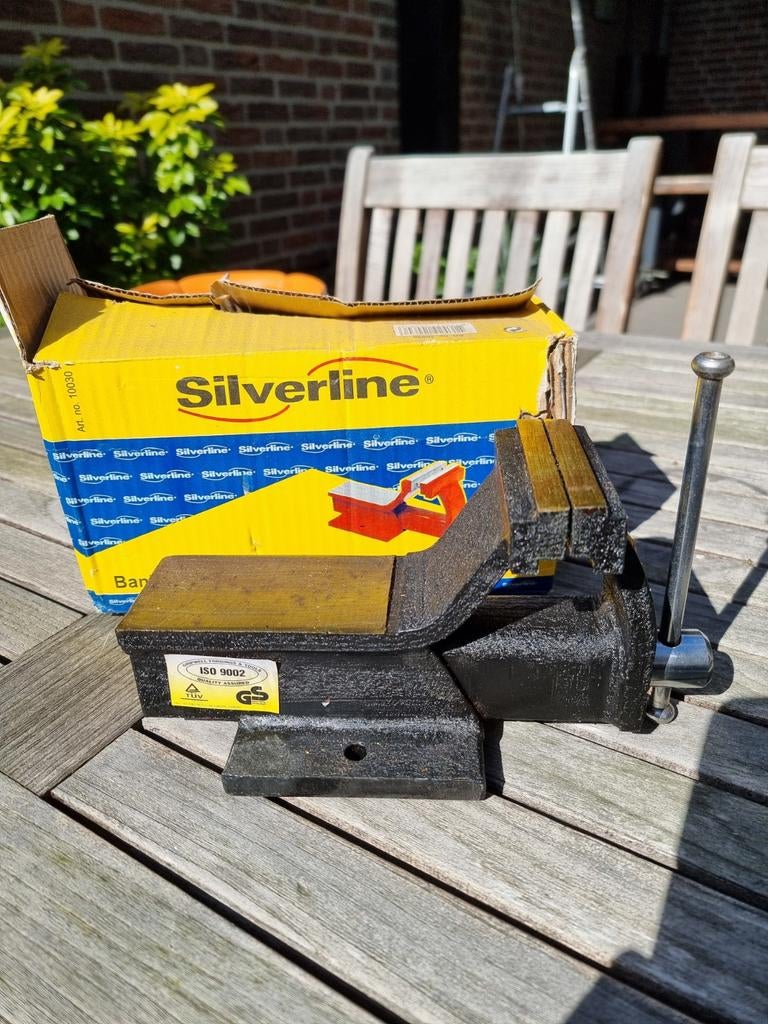 Stalen bankschroef met smeedplateau., Ophalen of Verzenden, Nieuw, Bankschroef