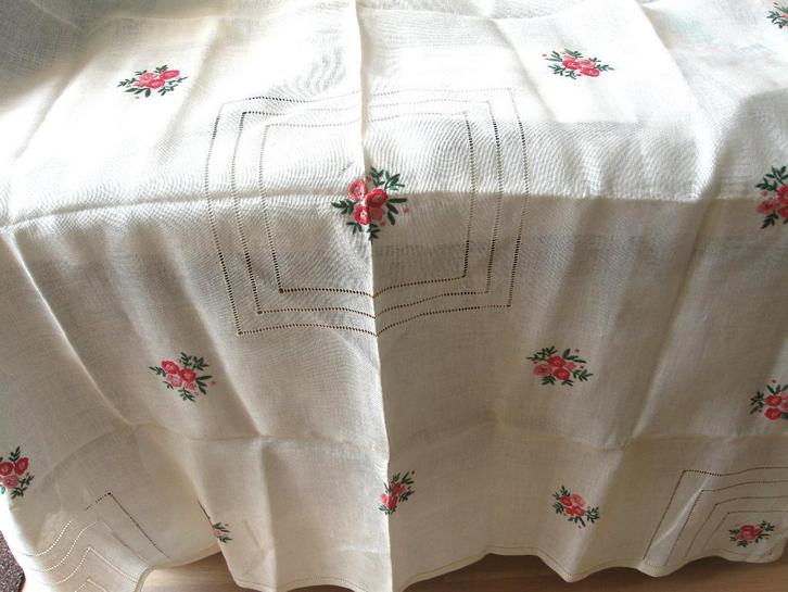 Mooie linnen kleed met handwerk zie foto's nieuw, Huis en Inrichting, Keuken | Textiel, Nieuw, Tafelkleed of Tafelzeil, Overige kleuren