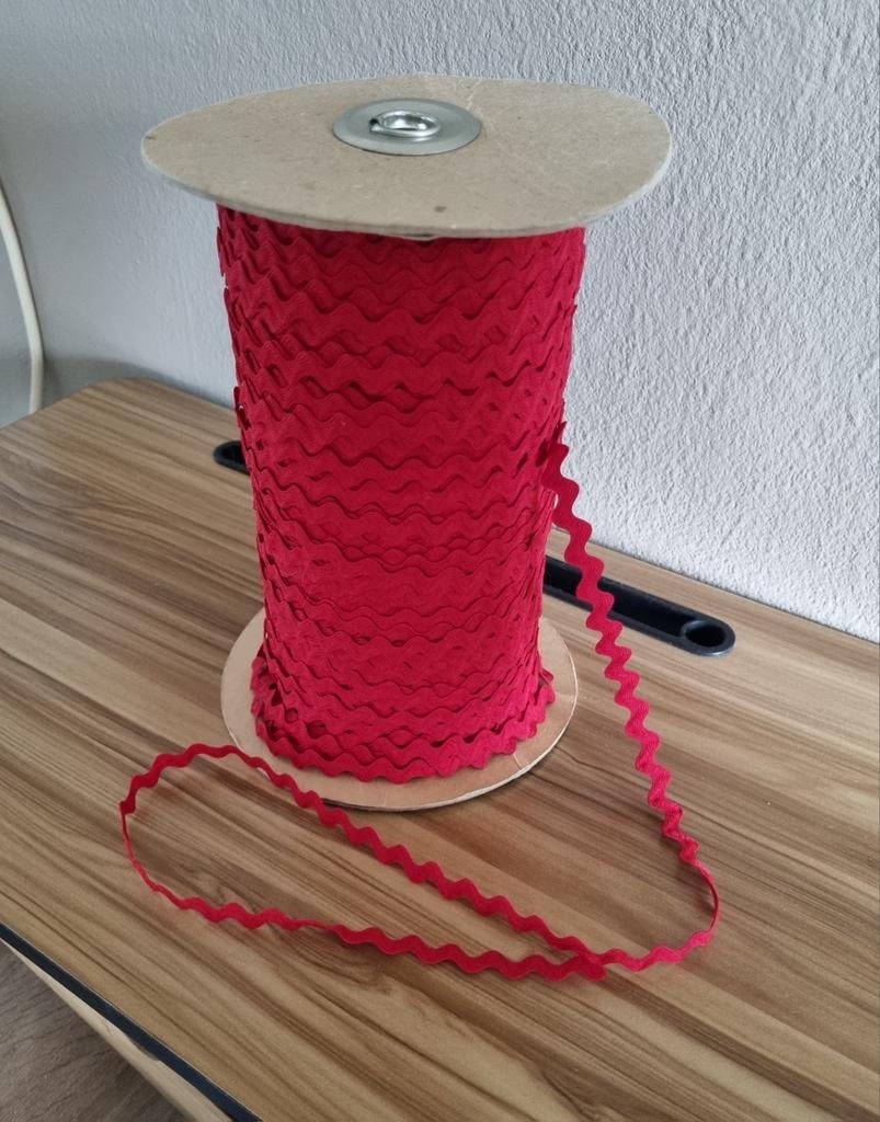 Rood zigzag band op rol, Hobby en Vrije tijd, Naaien en Fournituren, Ophalen, Nieuw, Lint, Band of Elastiek