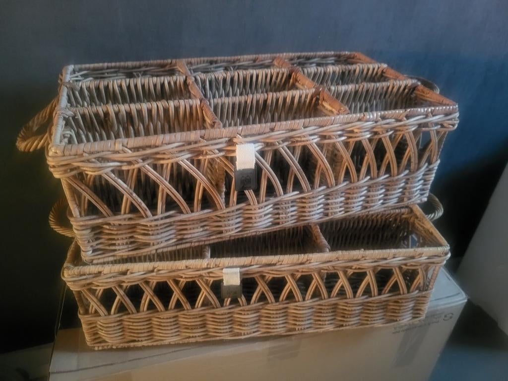 2 grote riviera maison manden met vakken, Huis en Inrichting, Woonaccessoires | Schalen en Manden, Ophalen, Zo goed als nieuw