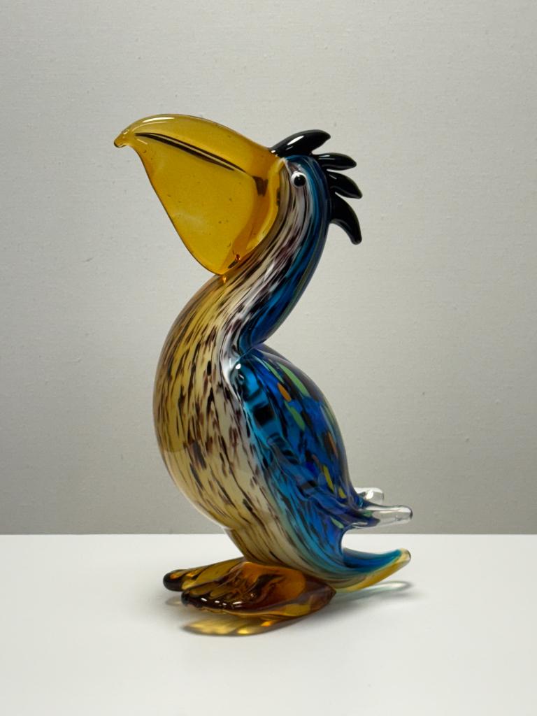 De glazen pelikaan is gemaakt in een prachtig kleur schema., Verzamelen, Beelden en Beeldjes, Zo goed als nieuw, Dier, Ophalen of Verzenden