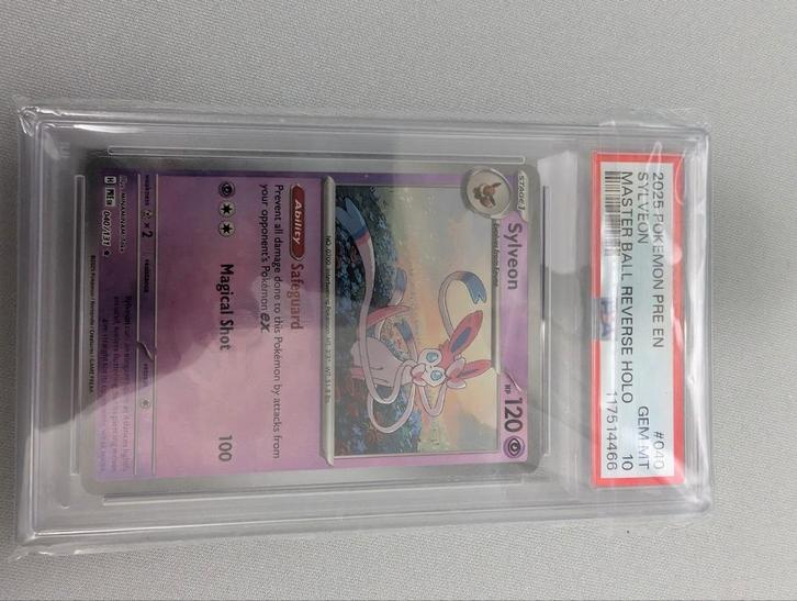 Sylveon Xpre 040 Master Ball PSA 10 - Lage Pop, Hobby en Vrije tijd, Verzamelkaartspellen | Pokémon, Nieuw, Losse kaart, Foil