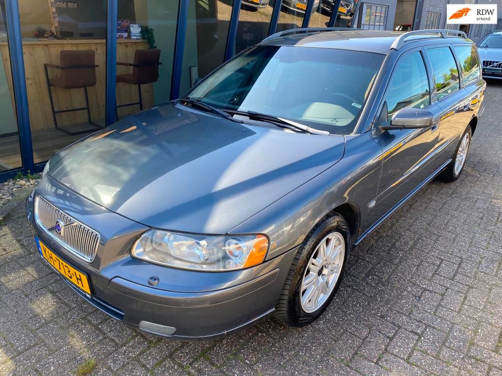 Volvo V70 2.4 Momentum 170PK APK 04-2027, Auto's, Voorwielaandrijving, Zwart, Leder en Stof, 1470 kg