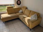 Okergele hoekbank met twee hoofdsteunen - Wegens verhuizing, Huis en Inrichting, Banken | Bankstellen, Ophalen, Gebruikt, 100 tot 125 cm