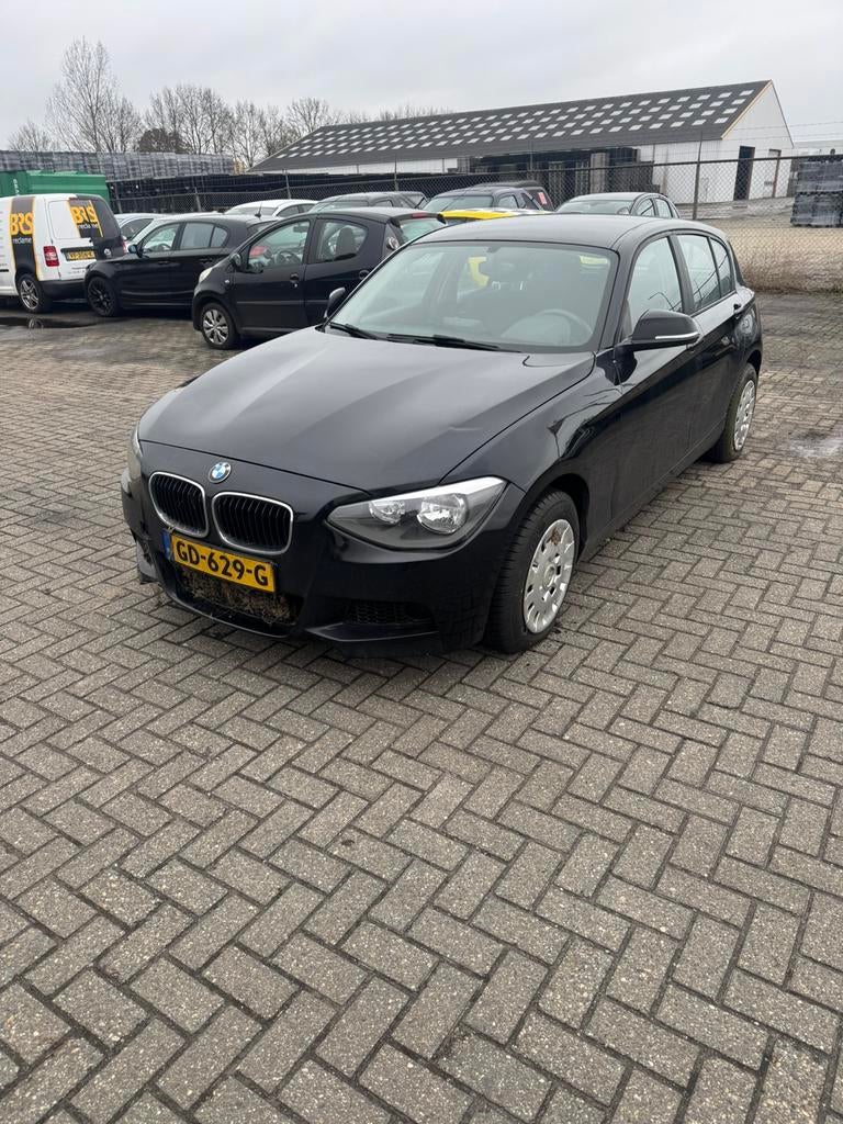 BMW 1-Serie 114I 75KW 5-DR 2014 Zwart WATER SCHADE, Auto's, 1-Serie, Achterwielaandrijving, 4 cilinders, Zwart