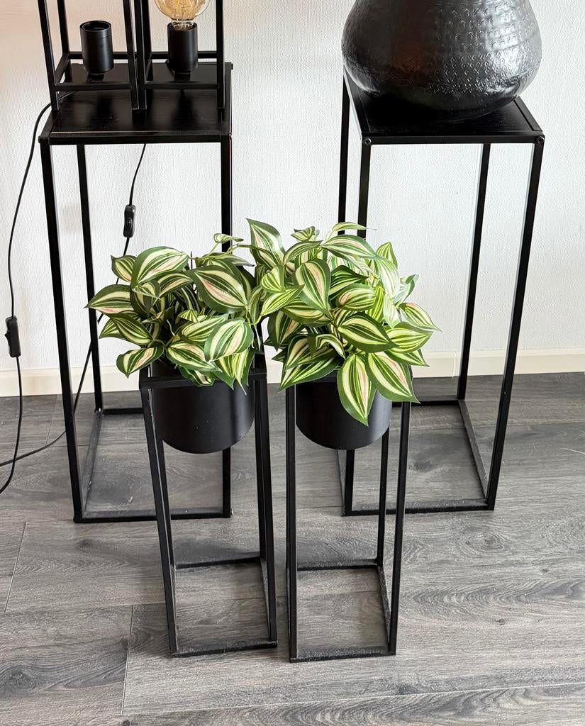 2 zwarte metalen bloempotten op standaard 50cm, Tuin en Terras, Ophalen of Verzenden, Zo goed als nieuw, Binnen, Metaal