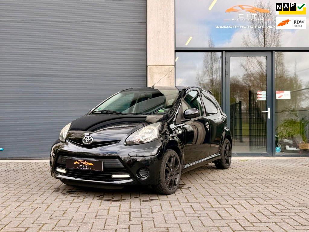 Toyota Aygo 1.0 VVT-i Aspiration | Airco | Leer | Bluetooth, Voorwielaandrijving, Euro 5, Gebruikt, 4 stoelen