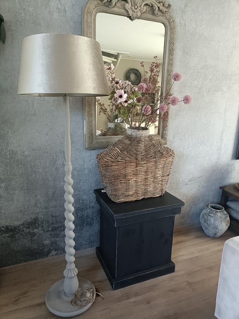 Elegante vloerlamp met gedraaide voet en stoffen kap, Ophalen, Zo goed als nieuw, Stof, 150 tot 200 cm