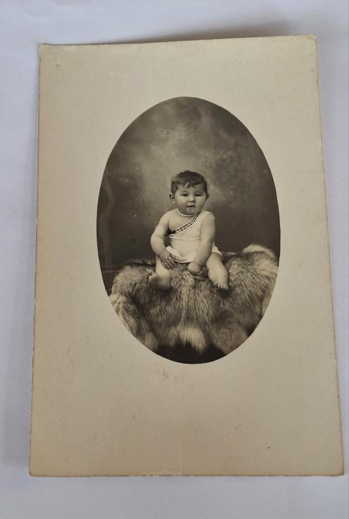 Fotokaart- studioportret- dreumes- kind- dierenvel, Verzamelen, Foto's en Prenten, Ophalen of Verzenden, Voor 1940, Overige onderwerpen