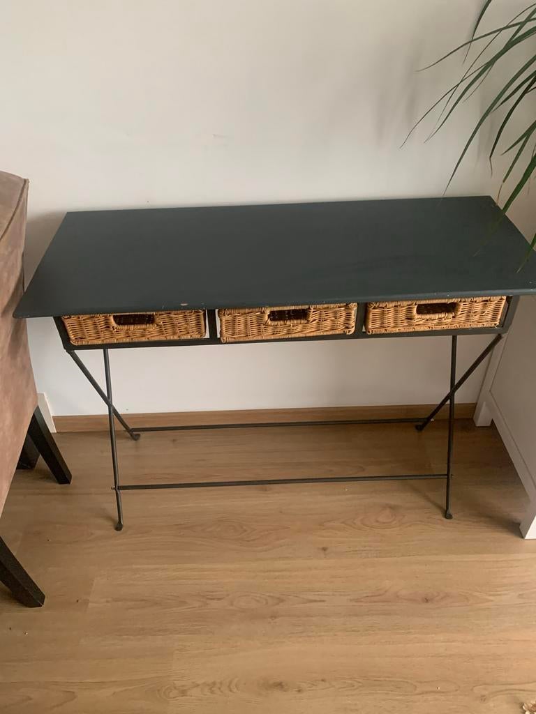 Fijne sidetable met rieten manden - snel ophalen!, Huis en Inrichting, Tafels | Sidetables, Ophalen, Gebruikt, 100 tot 150 cm