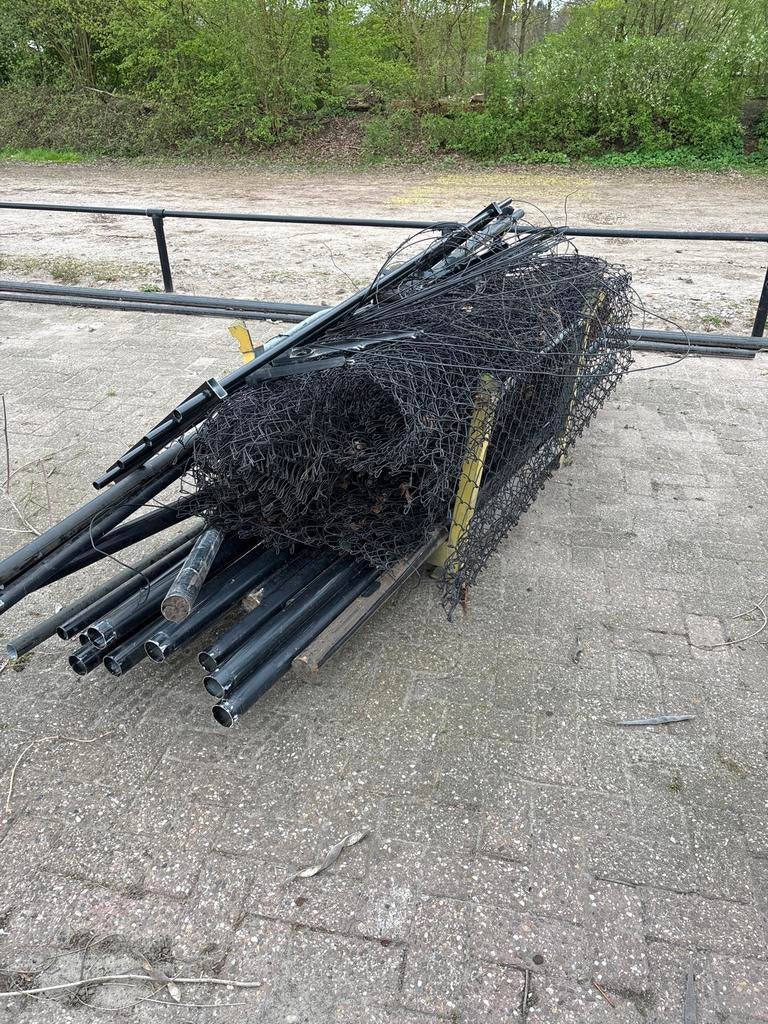 Zwart gaashekwerk met stalen palen en prikkeldraad, Tuin en Terras, Ophalen, Gebruikt, IJzer, Gaashekwerk