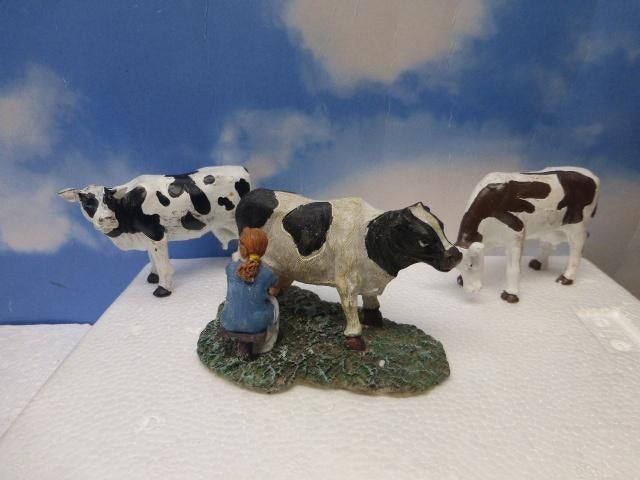 dickensville elfsteden koeien melken kerstdorp figurines koe, Ophalen of Verzenden, Zo goed als nieuw