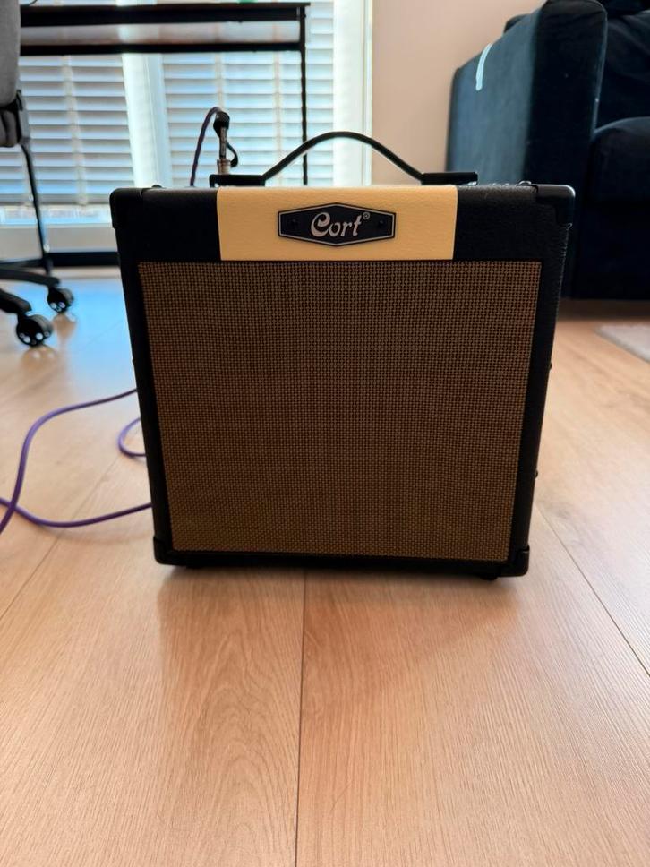Electrische gitaar versterker CORT CM15R, Muziek en Instrumenten, Versterkers | Bas en Gitaar, Zo goed als nieuw, Minder dan 50 watt
