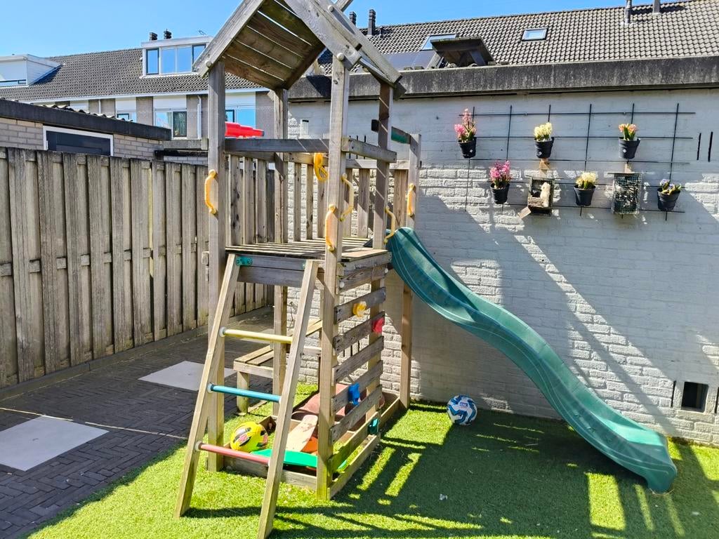 Houten speelhuisje met glijbaan en klimwand, Ophalen, Gebruikt, Klimwand