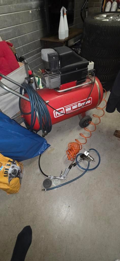 Compressor met handgereedschap set, Ophalen, Gebruikt, 10 bar of meer, 25 tot 100 liter