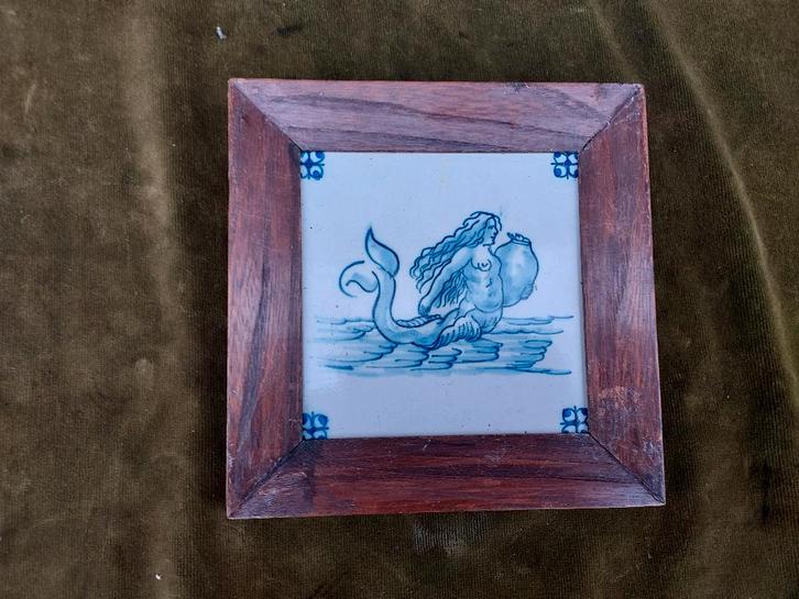 Antieke tegel in eiken lijst met zeemeermin., Antiek en Kunst, Antiek | Wandborden en Tegels, Verzenden